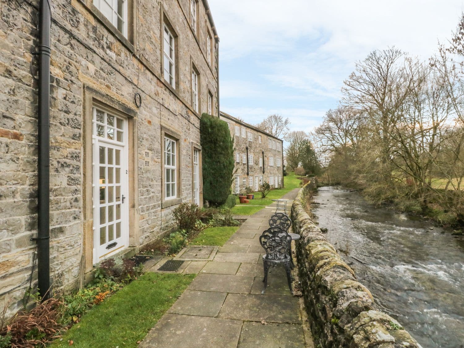 Accommodation at 2 Riverside Walk in airton