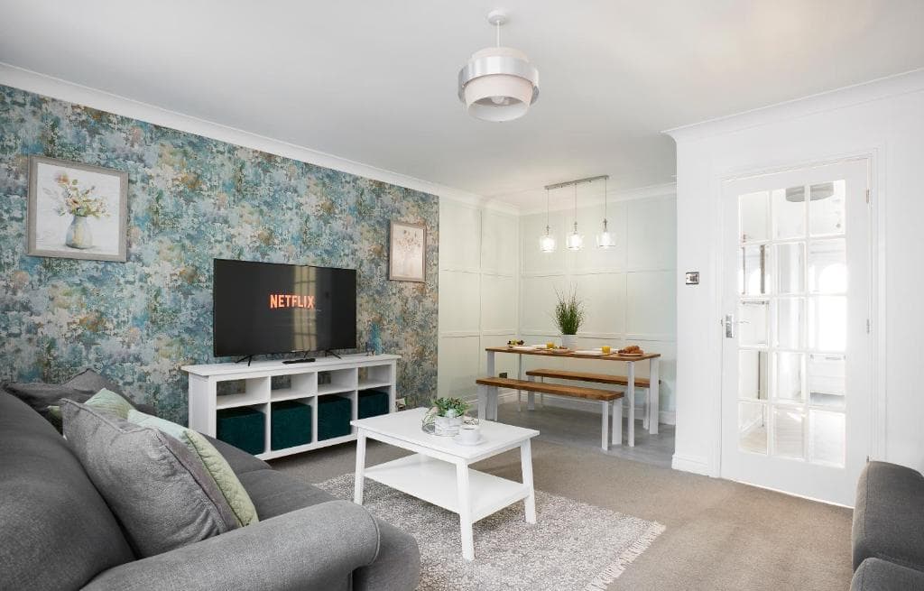 Accommodation at Links to M62 - 3 bedroom property in golcar