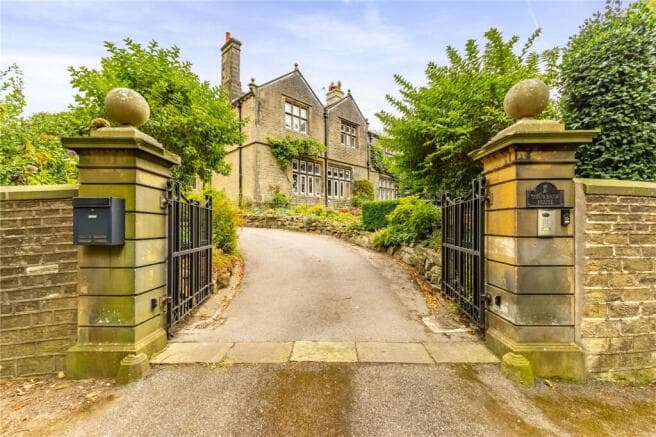 4 bed Semi-Detached for sale in huddersfield