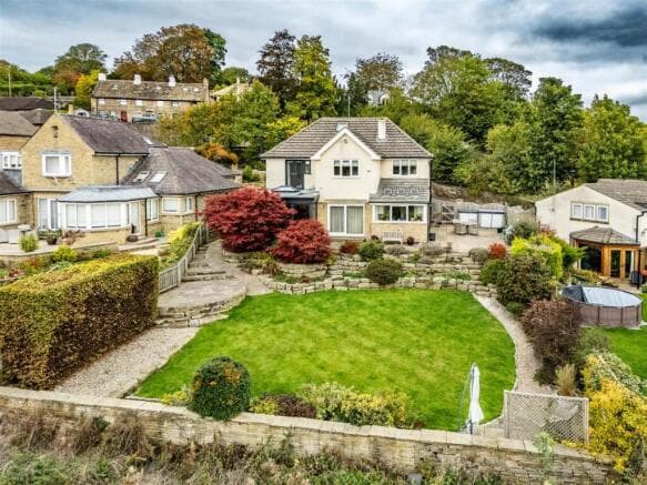 5 bed Detached for sale in huddersfield